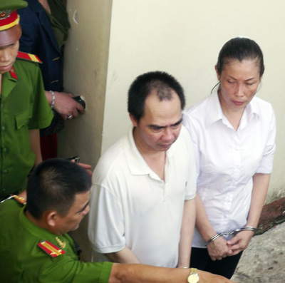 Dũng “ben” (trái) cùng Dung “lừa” được đưa đến phiên tòa ngày 25.5
