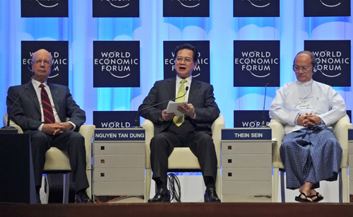 Thủ tướng Nguyễn Tấn Dũng phát biểu tại hội nghị cùng người sáng lập WEF Klaus Schwab (trái) và Tổng thống Myanmar Thein Sein
