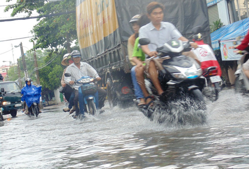 Nước ngập sâu tại đoạn đường Trường Chinh, gần giao lộ Phan Huy Ích