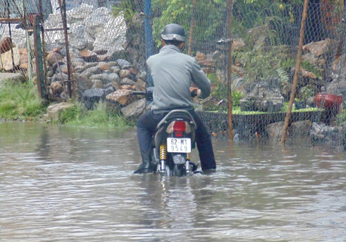 Ngập lớn tại đoạn đường Phan Huy Ích 1