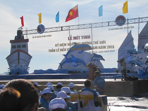 Lễ mít tinh kỷ niệm ngày đại dương thế giới và tuần lễ biển đảo Việt Nam năm 2013 tổ chức tại biển Thiên Cầm (Hà Tĩnh) sáng 8.6