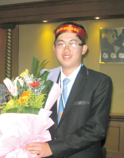 Nguyễn Phi Long trở về với tấm huy chương vàng Olympic vật lý quốc tế