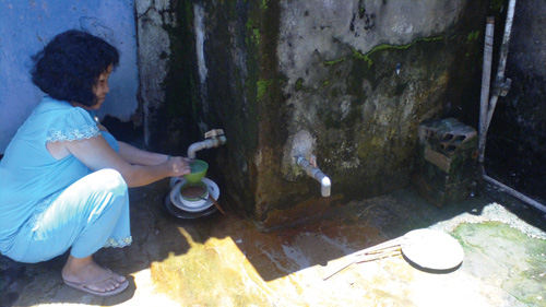 Không có nước máy người dân phải sử dụng nước giếng nhiễm phèn 
