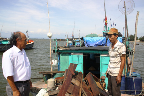 Khi ngư dân cập cảng, ông Bùi Đình Sành, người được mệnh danh là cái “đài” ở thị trấn Cửa Việt thường ra tận nơi để hỏi han tình hình đánh bắt