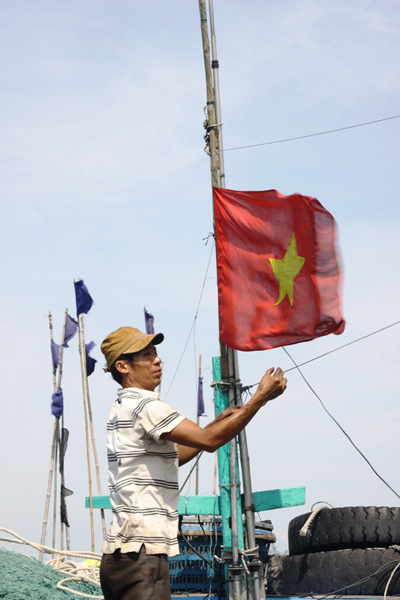Đối với người ngư dân, lá cờ tổ quốc luôn là thứ thiêng liêng mỗi lần vượt sóng ra khơi