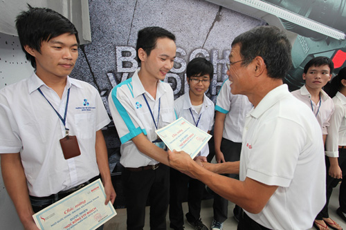 Đại diện Bosch Việt Nam trao học bổng cho sinh viên xuất sắc các trường 