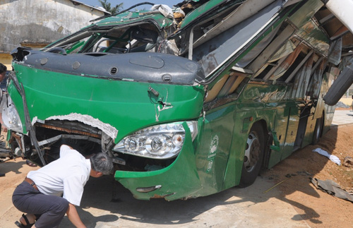 Ngành chức năng tỉnh Quảng Nam cùng các chuyên gia UBATGT quốc gia khám nghiệm lại chiếc xe khách bị nạn 2