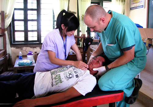 Bác sĩ Mỹ chữa trị cho người bệnh tại Trường tiểu học Hải Ninh - d