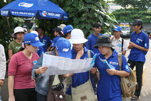 Nhiều tình nguyện viên tại TP.HCM đón thí sinh ở Bến xe Miền Đông vào ôn thi - d