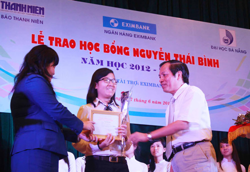 Đại diện Eximbank và ĐH Đà Nẵng trao học bổng cho sinh viên - d