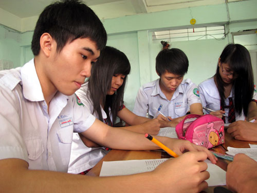 Học sinh Trường tư thục Hồng Đức (TP.HCM) đang ôn thi  chuẩn bị kỳ thi tuyển sinh ĐH, CĐ