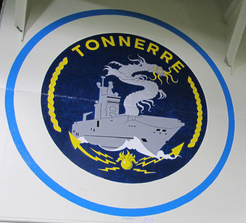 Biểu tượng của chiến hạm Tonnerre, hình rồng tượng trưng cho sức mạnh quân sự của con tàu