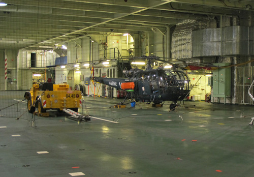 Khoang trực thăng rộng 1.800 m2, cùng lúc có thể chứa 16 máy bay trực thăng
