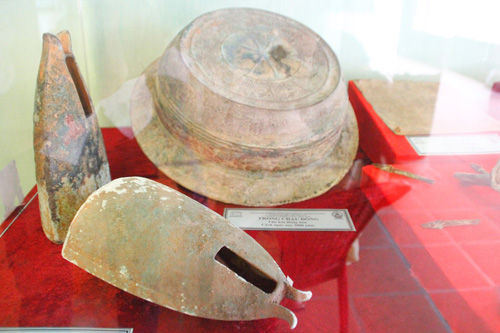 Một số vật dụng bằng đồng, gốm… (văn hóa Đông Sơn) 1