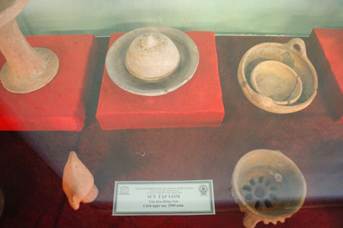 Một số vật dụng bằng đồng, gốm… (văn hóa Đông Sơn) 2