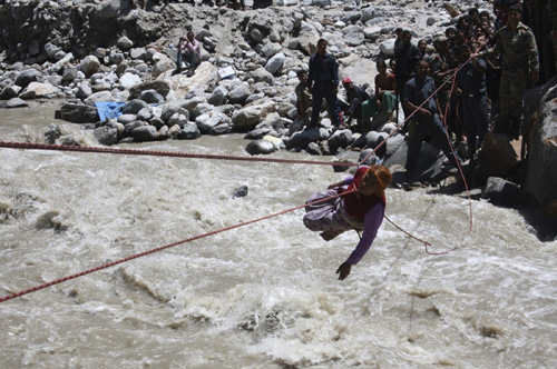 Người mắc kẹt ở bang Uttarakhand được cứu bằng dây thừng ngày 20.6 - d