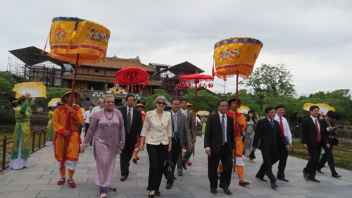 Bà Irina Bokova (thứ hai từ trái sang) đến thăm Đại nội Huế - d