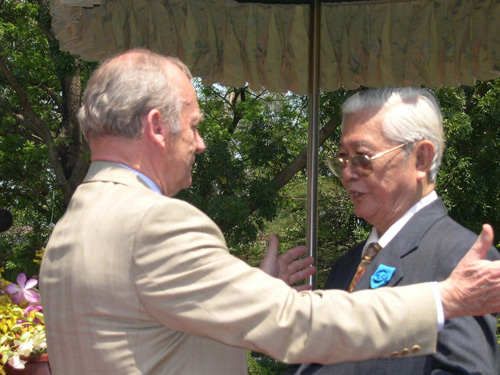 Bác sĩ Dương Quang Trung (phải) và giáo sư Alain Carpentier, Pháp (người đồng sáng lập Viện Tim TP.HCM)