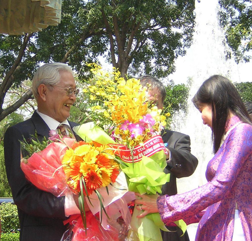 Bác sĩ Dương Quang Trung trong ngày nhận Huân chương Quốc công (năm 2006) do nước Pháp trao tặng