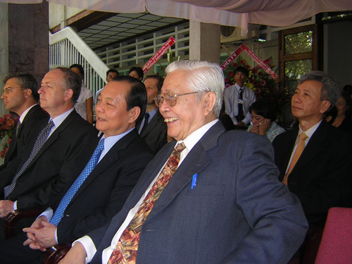 Bác sĩ Dương Quang Trung trong ngày nhận Huân chương Quốc công (năm 2006) do nước Pháp trao tặng 2