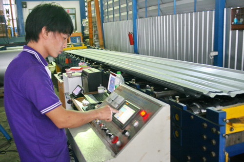 Dây chuyền cán tôn ở nhà xưởng Toyo do công ty Việt Nam cung cấp - d