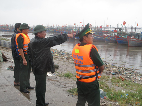 Lực lượng biên phòng Thanh Hóa rất vất vả kêu gọi tàu thuyền vào âu tránh bão