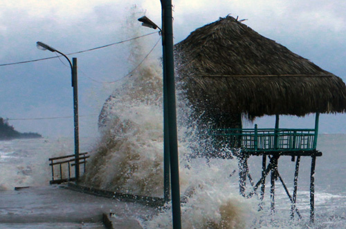 Bão số 2 gây sóng lớn tại vùng biển Thanh Hóa