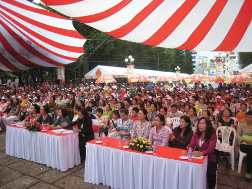 Hội thi thu hút đông đảo 90 gia đình tham dự dưới sự cổ vũ nhiệt tình của hơn 1.200 cổ động viên 