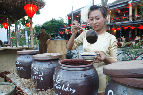 Nước chè xanh, nước lá mồng năm, nước lá vối… phục vụ khách miễn phí 1