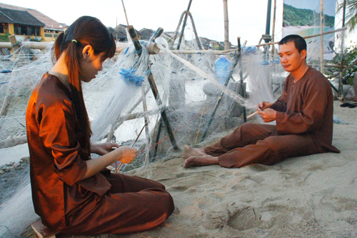 Nghề đan lưới truyền thống của dân ven biển Quảng Nam