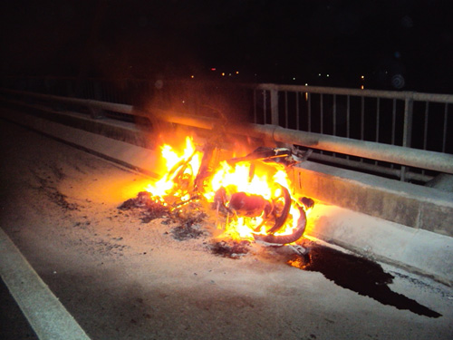 Hiện trường vụ cháy xe máy trên cầu Rạch Miễu