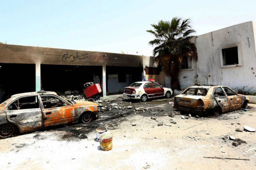 Xe bị đốt và những ngôi nhà bị cướp bóc sau các vụ đụng độ ở Tripoli - d