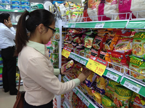 Người tiêu dùng mua sắm tiết kiệm tại cửa hàng tiện lợi Satrafoods Lê Thị Riêng