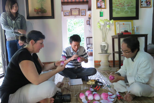 Nghệ nhân Thân Văn Huy giới thiệu sen giấy tại nhà của mình - d
