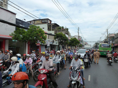 Giao thông hỗn loạn vì cháy cửa hàng thời trang1