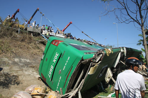 Xe khách Mai Linh lao xuống hố sâu, 3 người chết, 22 người bị thương 6