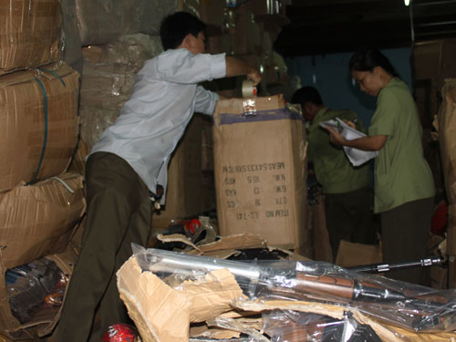 Tạm giữ gần 130 thùng đồ chơi nguy hiểm do Trung Quốc sản xuất