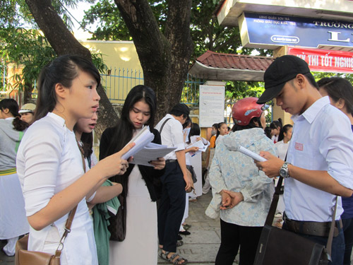 Đà Nẵng: Nhiều thí sinh tranh thủ ôn bài trước giờ vào thi