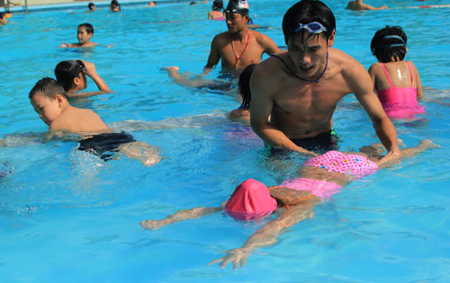 Náo nhiệt thị trường dạy bơi cho trẻ