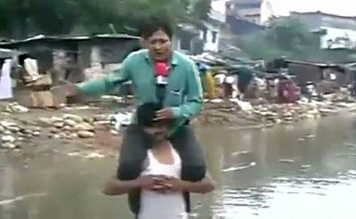 Cưỡi cổ nạn nhân lũ lụt để đưa tin