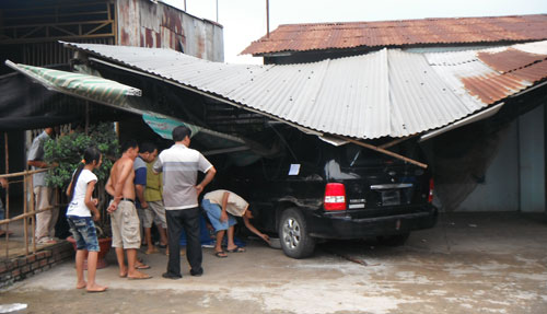 Xe du lịch gây tai nạn liên hoàn