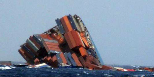 Hàng ngàn container rơi xuống biển 2
