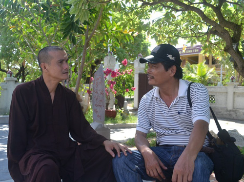 Trò chuyện với sư thầy ở đảo Sinh Tồn
