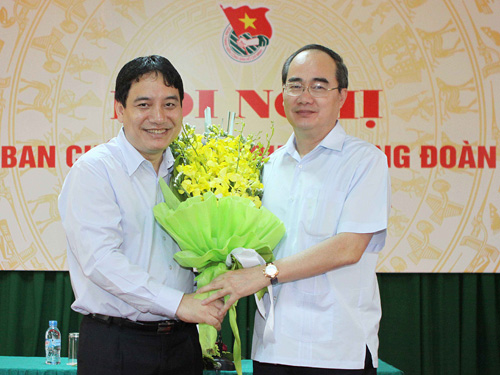 Bí thư thứ nhất T.Ư Đoàn Nguyễn Đắc Vinh tặng hoa Phó thủ tướng Nguyễn Thiện Nhân 