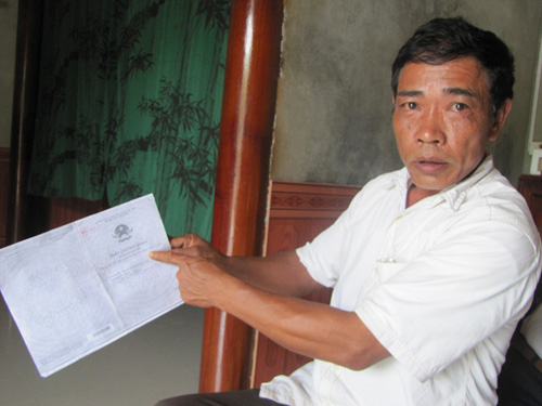 Ông Nguyễn Trọng Vị (52 tuổi, trú xóm Mới, xã Đức Thanh) chỉ lên bản sao GCNQSDĐ đã được UBND H.Đức Thọ cấp ngày 26.12.2012 nay có nguy cơ bị thu hồi vì… nằm trong 11 bộ hồ sơ khống