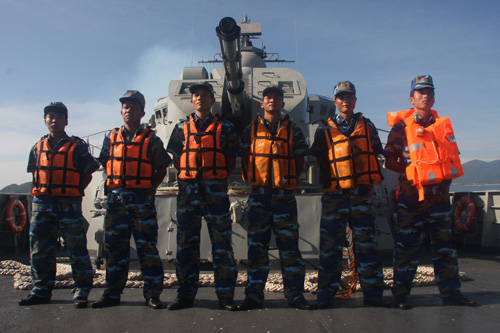 Những thủy thủ trẻ tuổi trên tàu HQ-012 luôn tự hào khi được làm chủ phương tiện hiện đại