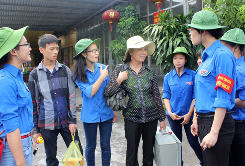 Thí sinh và người thân được các TNTN tư vấn, giúp đỡ chỗ ăn chỗ ở ngay sau khi xuống bến xe