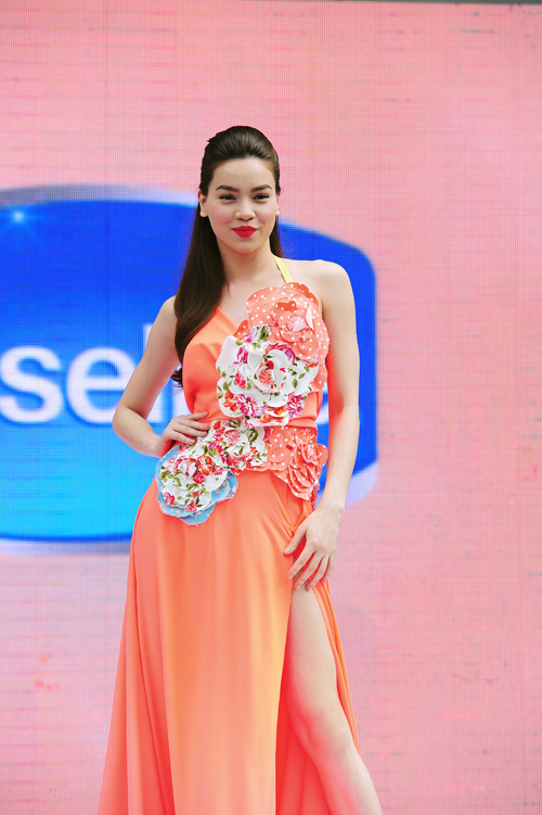 Trong vai trò vedette, Hồ Ngọc Hà nổi bật với bộ trang phục cam neon, khoe làn da trắng mịn 