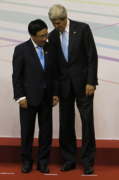 Ngoại trưởng Mỹ John Kerry tranh thủ trò chuyện với Bộ trưởng Ngoại giao Phạm Bình Minh tại Hội nghị Cấp cao Đông Á