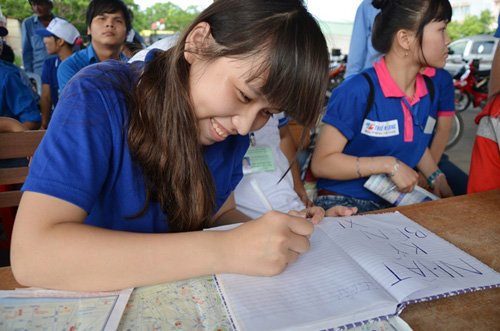 Tranh thủ lúc vắng thí sinh, chiến sĩ tình nguyện viết những dòng tâm sự trong nhật ký tiếp sức mùa thi